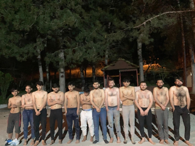 Sınır Hattında Yarı Çıplak 84 Mülteci Yakalandı