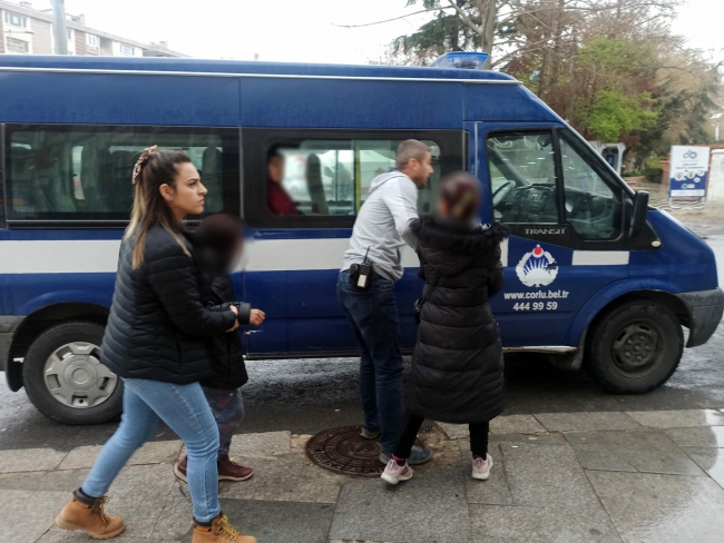 Çocukları Kullanarak Para Dilenen Kadınlar Yakalandı