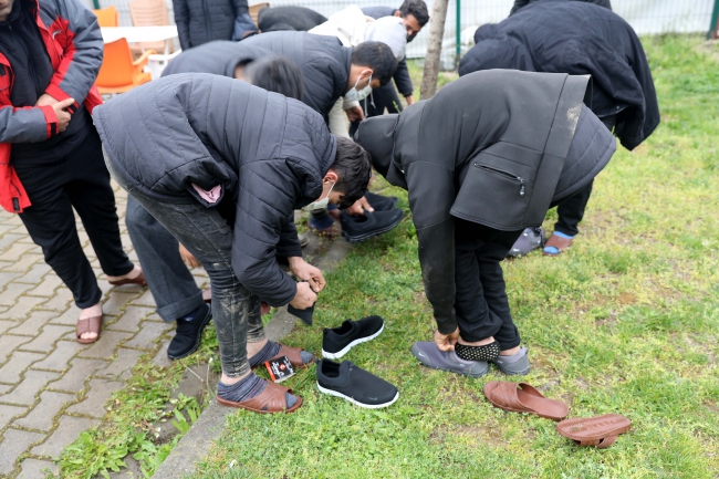 Yunanistan'ın Yarı Çıplak Geri İttiği Göçmenlere Türkiye Merhamet Gösterdi
