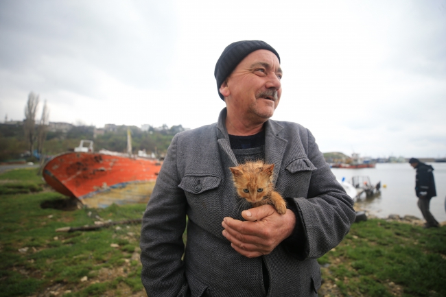 Taşkın Bölgesinde Islanan Kedi Yavrusunu Ceketinde Isıttı