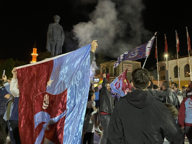 Trabzonspor Taraftarları Şampiyonluğu Kemençe Eşliğinde Kutladı