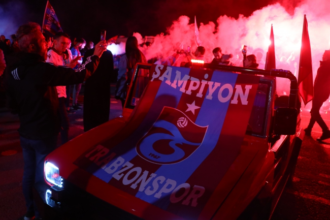 Trabzonspor Taraftarları Şampiyonluğu Kemençe Eşliğinde Kutladı
