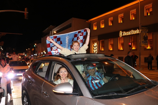 Trabzonspor Taraftarları Şampiyonluğu Kemençe Eşliğinde Kutladı
