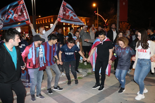 Trabzonspor Taraftarları Şampiyonluğu Kemençe Eşliğinde Kutladı