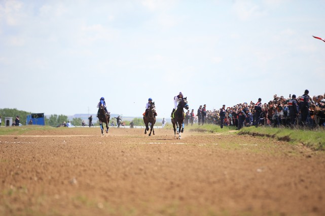 3 Kategoride At Yarışları Düzenlendi