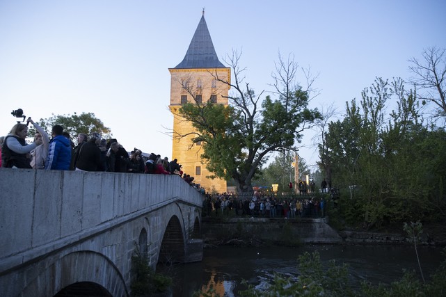 Sabahın İlk Işıklarında Dileklerin Yazılı Olduğu Kağıtlar Tunca Nehri'ne Bırakıldı