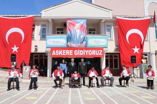 Engelli Öğrencilere "Asker Kınası" Yakıldı