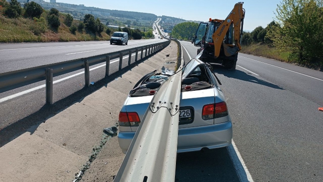 Feci Kaza! Otomobil Bariyerin Arasına Sıkıştı