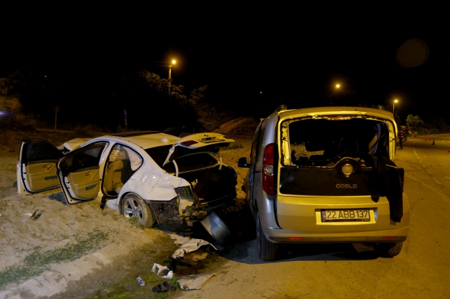 Hafif Ticari Araçla Otomobil Çarpıştı, 4 Yaralı