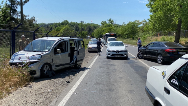 Hafif Ticari Araçla Otomobil Çarpıştı, 1’i Bebek 4 Yaralı