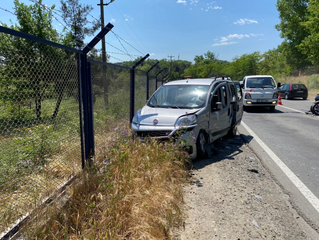 Hafif Ticari Araçla Otomobil Çarpıştı, 1’i Bebek 4 Yaralı
