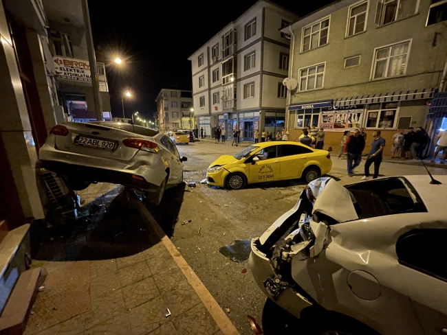 Taksi Park Halindeki Otomobillere Çarptı, 2 Yaralı