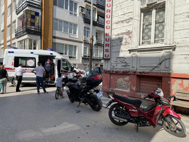 Ters Yönde Seyreden Ehliyetsiz Sürücü Yayaya Çarptı, 3 Yaralı