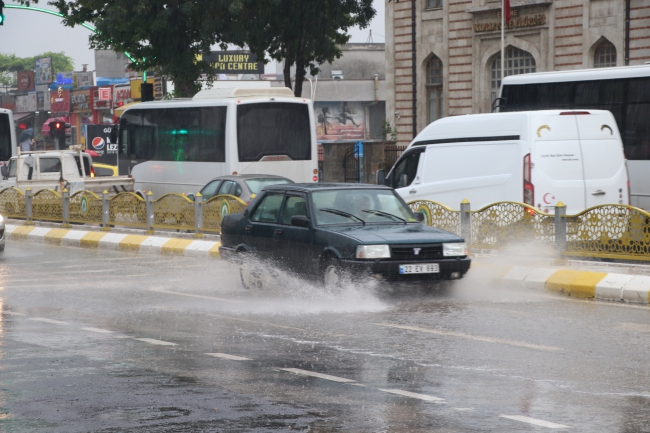 Edirne'de Gök Gürültülü Sağanak Etkili Oluyor