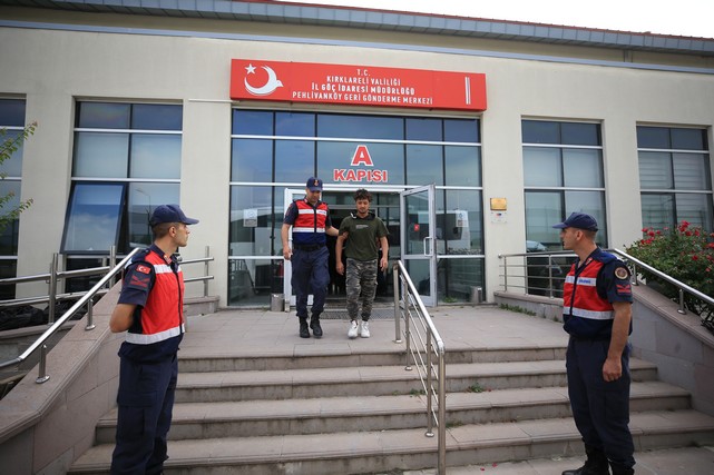 172 Kişi Daha Sınır Dışı Edilmek Üzere İstanbul'a Gönderildi