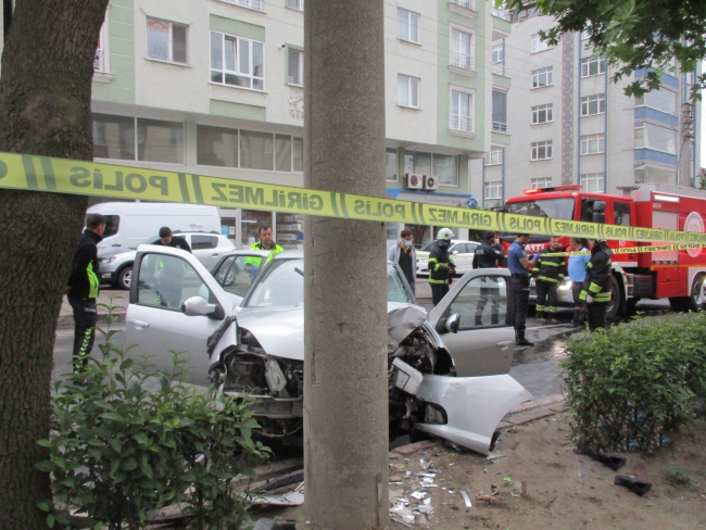 Çorlu'da Otomobil Aydınlatma Direğine Çarptı, 1 Ölü