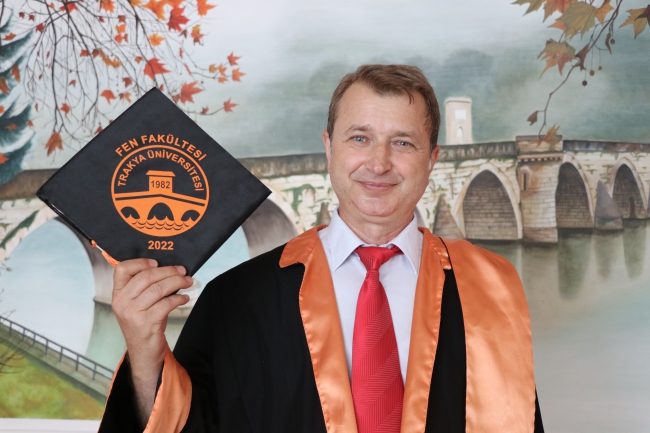 Çocuklarına Örnek Olmak İçin 48 Yaşında Üçüncü Üniversitesini Bitirdi