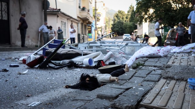 Bursa'da Sinir Krizi Geçiren Kadın Evindeki Eşyaları Sokağa Attı