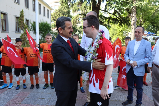 Dünya Üçüncüsü Down Sendromlu Milli Sporcu Memleketinde Törenle Karşılandı