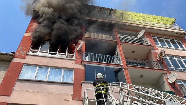 Yangında Mahsur Kalan Kişiyi İtfaiye Ekipleri Kurtardı