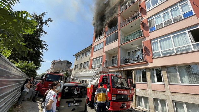 Yangında Mahsur Kalan Kişiyi İtfaiye Ekipleri Kurtardı