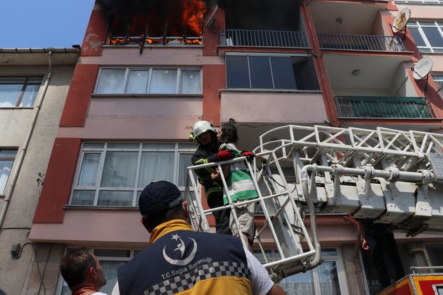Yangında Mahsur Kalan Kişiyi İtfaiye Ekipleri Kurtardı