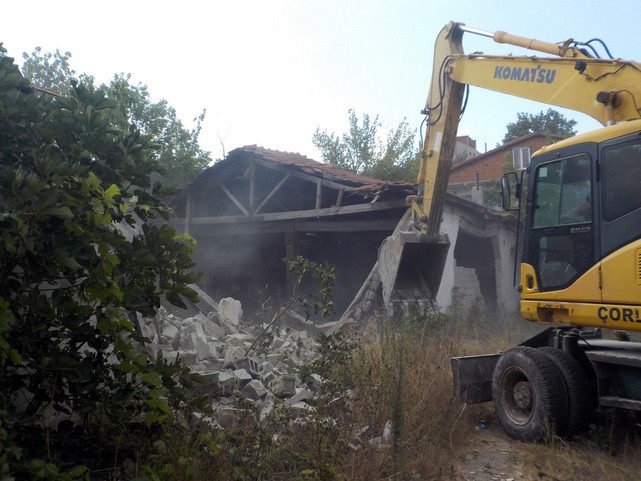 Tehlike Saçan Metruk Binalar Tek Tek Yıkılıyor
