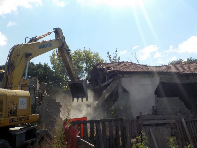 Tehlike Saçan Metruk Binalar Tek Tek Yıkılıyor