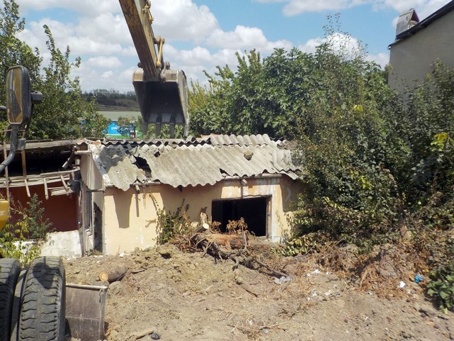 Tehlike Saçan Metruk Binalar Tek Tek Yıkılıyor