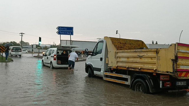 Beklenen Yağış Başladı! Çerkezköy ve Kapaklı'da Yollar Göle Döndü