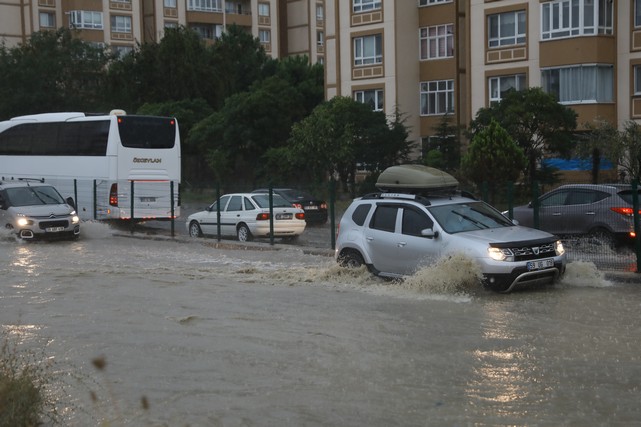 Beklenen Yağış Başladı! Çerkezköy ve Kapaklı'da Yollar Göle Döndü