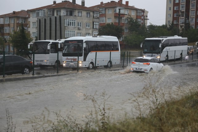 Beklenen Yağış Başladı! Çerkezköy ve Kapaklı'da Yollar Göle Döndü