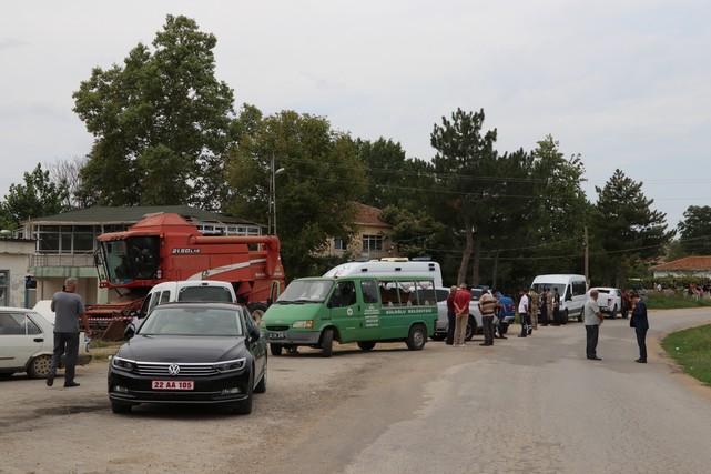 Köy Meydanında Tartıştığı Baba ve Oğlunu Vurarak Öldürdü