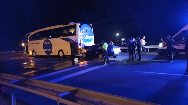 Otomobil Otobüse Arkadan Çarptı, 2 Ölü