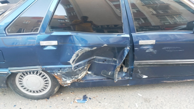 Park Halindeki Otomobile Çarptı, Bir Şey Olmamış Gibi Yoluna Devam Etti