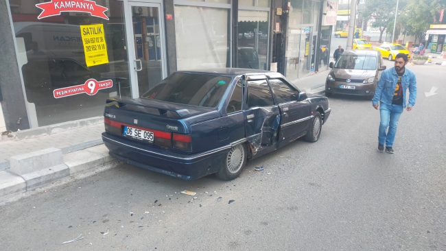 Park Halindeki Otomobile Çarptı, Bir Şey Olmamış Gibi Yoluna Devam Etti