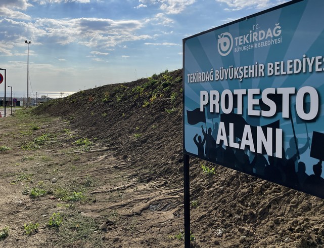 Tekirdağ Büyükşehir Belediyesi Önünde "Protesto Alanı" Oluşturuldu