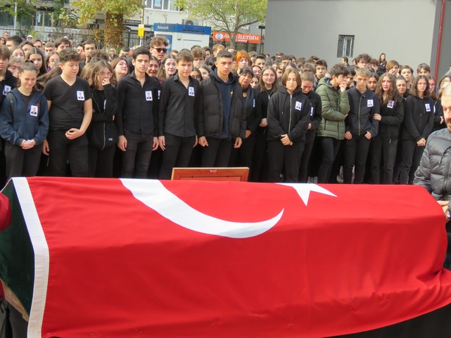 Kahreden Ölüm! 52 Yaşındaki Öğretmen Ders Anlatırken Kalp Krizi Geçirdi