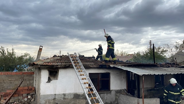 Evinde Yangın Çıkan Yaşlı Kadını Komşuları Kurtardı