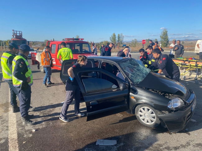 Otomobille Hafryat Kamyonu Çarpıştı, 3 Yaralı