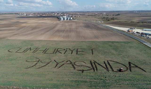 Çiftçi Traktörüyle Tarlasına  "Cumhuriyet 99 Yaşında" Yazdı