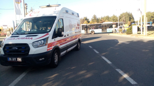 Hasta Taşıyan Ambulansa Hafif Ticari Araç Çarptı, 2 Sağlık Personeli Yaralı