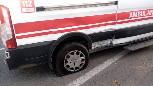Hasta Taşıyan Ambulansa Hafif Ticari Araç Çarptı, 2 Sağlık Personeli Yaralı