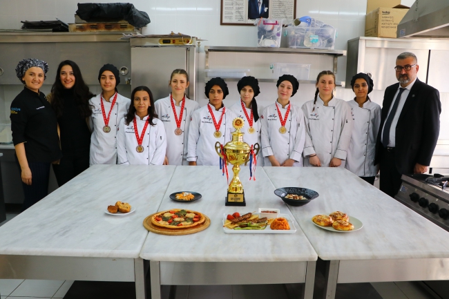 Lise Öğrencileri Yemek Yarışmasında Birinci Oldu