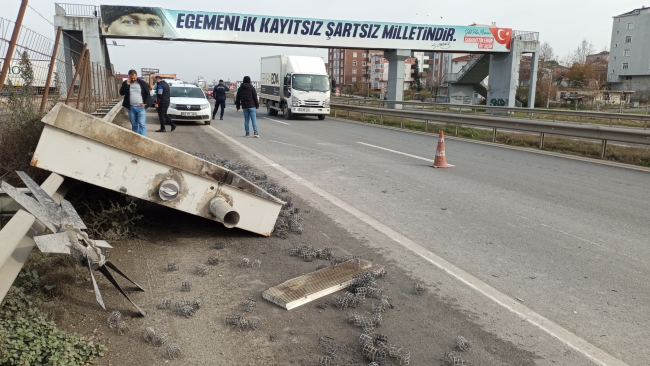 Su Deposu Taşıyan Kamyon Üst Geçide Çarptı