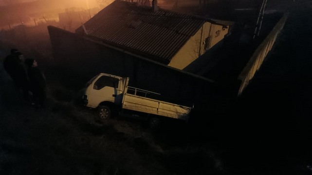 Takla Atarak 50 Metre Sürüklenen Kamyonet Şarampole Devrildi