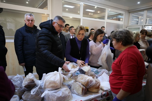Kırklarelili Kadınlar Depremzedeler İçin Uzun Süre Dayanan Köy Ekmeği Üretiyor