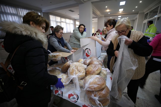 Kırklarelili Kadınlar Depremzedeler İçin Uzun Süre Dayanan Köy Ekmeği Üretiyor