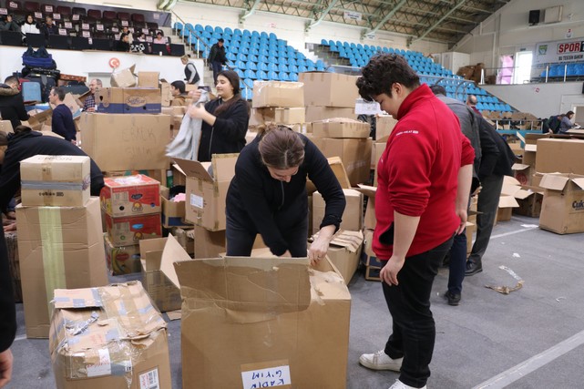 Edirne'de Depremzedeler İçin "Ücretsiz Market" Oluşturuldu