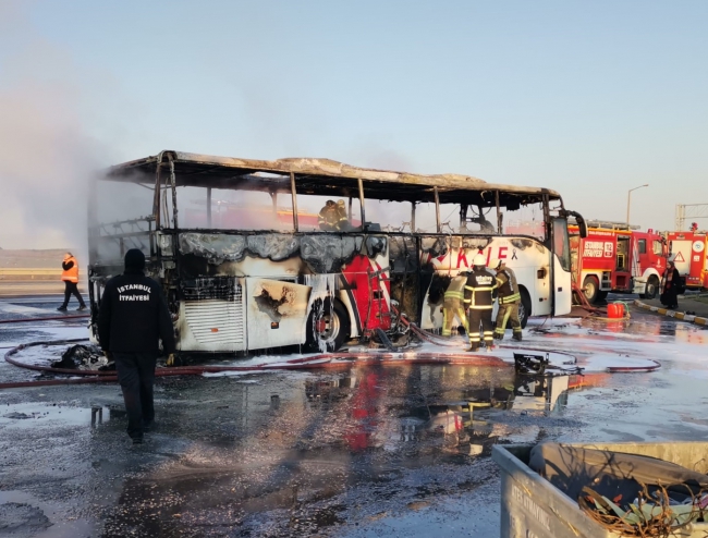 Seyir Halindeki Yolcu Otobüsü Alev Topuna Döndü
